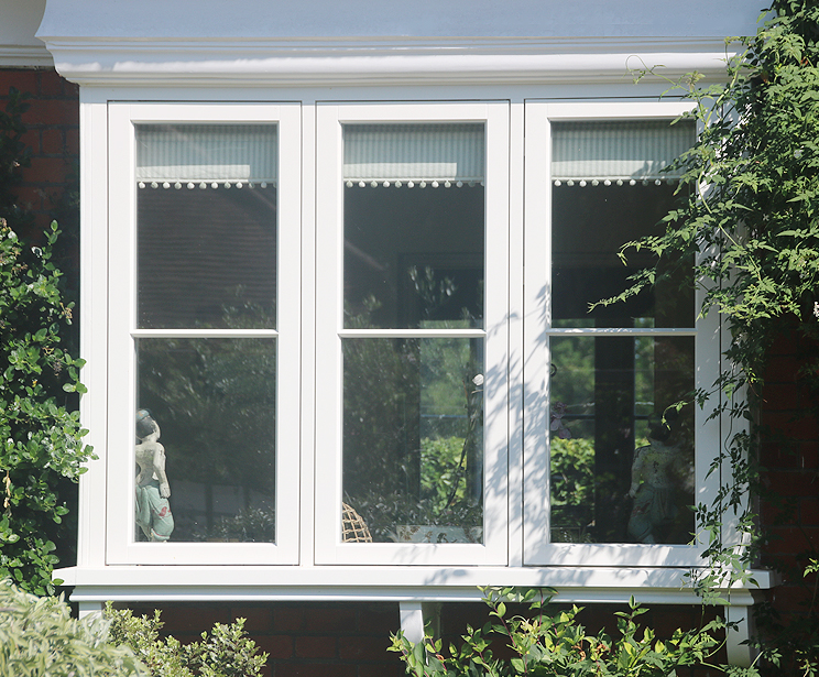Cottage Style casement bay with one horizontal glazing bar